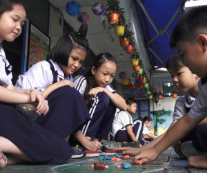 Video: Trò chơi dân gian trong giờ ra chơi của ngôi trường Sài Gòn