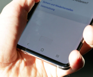 Cảm biến vân tay Galaxy S10 hiện dưới ánh sáng mạnh