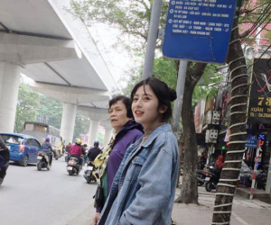 Đứng chờ xe buýt bên đường, cô gái khiến dân mạng nỗ lực 'truy tìm' danh tính vì quá xinh