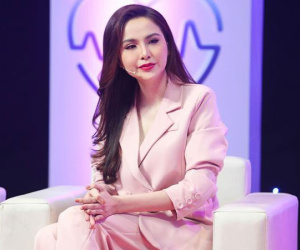 Hoa hậu Diễm Hương bật khóc: 'Sau 4 năm bị mẹ đẻ từ mặt, tôi đã được ăn cơm cùng gia đình'