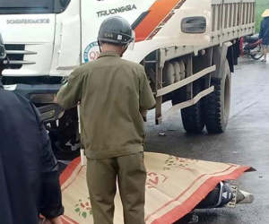 Cha thiệt mạng, con bị thương khi xe máy đối đầu ôtô tải