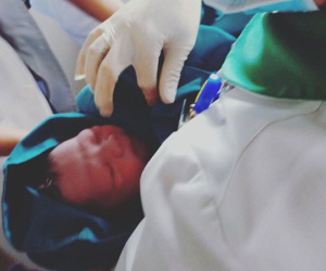 Nhân viên bán vé đỡ đẻ thành công... trong nhà vệ sinh Bến xe Miền Đông