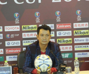 AFC Cup 2019: HLV Naga World đánh giá cao Văn Quyết hơn Quang Hải