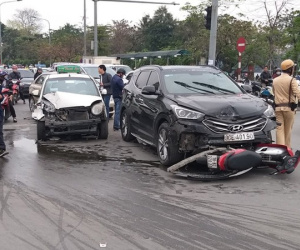 Lái xe Santafe nghi ngủ gật đâm hàng loạt xe đang dừng chờ đèn đỏ, 1 người bị thương