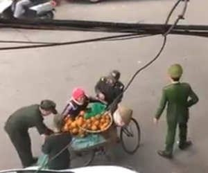Lãnh đạo phường nói gì về clip tịch thu hoa quả của người bán rong?