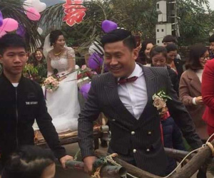 Người đàn ông tự tay kéo xe bò, rước vợ về nhà trong đám cưới khiến dân mạng tấm tắc khen