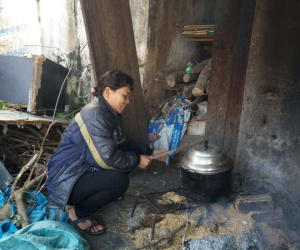 Người mẹ đơn thân nuôi 2 người con viết đơn xin ra hộ nghèo, nhường cho gia đình khó khăn hơn