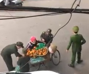 Video cảnh lực lượng chức năng tịch thu hàng hóa người bán rong