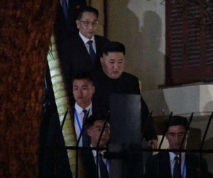 Chủ tịch Kim Jong Un thăm Đại sứ quán Triều Tiên trong ngày đầu tiên đến Hà Nội