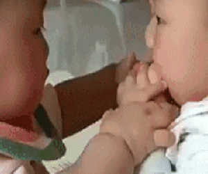 Cảnh dở khóc dở cười chỉ nhà nhiều trẻ nhỏ mới hiểu: 'Cuộc chiến' giành đồ không bao giờ có hồi kết