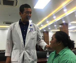 Chiếc xương vịt nằm trong đường thở suốt 10 tháng người phụ nữ Việt
