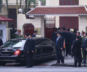 Chủ tịch Kim Jong-un đến Đại sứ quán Triều Tiên