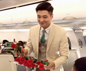 Nam tiếp viên hàng không đẹp trai bị hành khách chụp lén trên máy bay