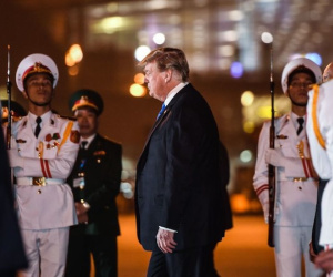 Những hình ảnh đầu tiên của Tổng thống Trump tại Hà Nội qua ống kính phóng viên quốc tế
