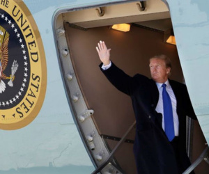 Tổng thống Trump lên Air Force One để tới Việt Nam