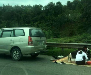 Tước bằng lái tài xế dừng xe cao tốc, mở nồi cơm ăn uống