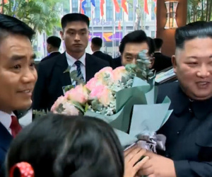 Video: Chủ tịch Hà Nội chào đón ông Kim Jong-un tại khách sạn