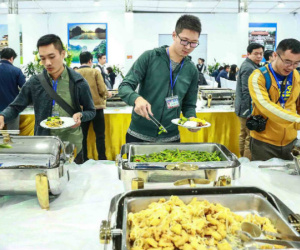Việt Nam mở 'đại yến' 40 món đãi 3.500 nhà báo