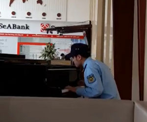 Chàng bảo vệ phiêu bên chiếc đàn piano: Khí chất con người không nằm ở trang phục hay nghề nghiệp