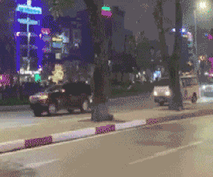 Clip chiếc xe taxi chạy lạc vào đoàn xe ưu tiên phục vụ Hội nghị thượng đỉnh Mỹ - Triều gây xôn xao