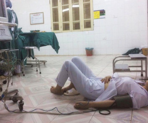 Đăng ảnh mẹ ngất trên sàn bệnh viện, cô gái tiết lộ chuyện ít biết về các bác sĩ khoa sản