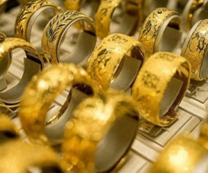 Giá vàng hôm nay 27/2: Áp lực dồn dập, vàng vẫn treo cao