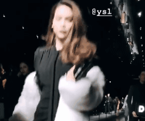 Hà Hồ diện áo lông sang chảnh, sánh đôi cùng Lý Quí Khánh trong show Saint Laurent tại Tuần lễ thời trang Paris