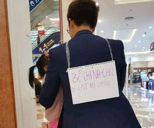 Hình ảnh người đàn ông cùng bé gái trong siêu thị đeo tấm biển xác nhận 'Bố - Con chính chủ' khiến cộng đồng mạng xôn xao