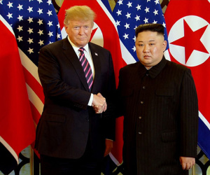 Những khoảnh khắc trong cú bắt tay lịch sử Trump - Kim ở HN