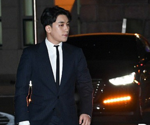 Sau loạt 'phốt', Seungri (Big Bang) chính thức trình diện cảnh sát: Đi xe sang, mặc vest, bình tĩnh trả lời phỏng vấn