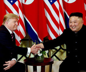 Video: Cú bắt tay đầu tiên của hai ông Trump và Kim tại Hà Nội