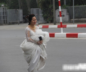 Cấm đường bảo vệ Hội nghị Mỹ - Triều, xe rước dâu chôn chân ngoài đại lộ, cô dâu chú rể xách váy chạy bộ