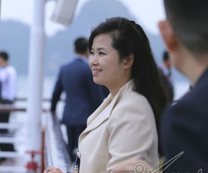 Nữ ca sĩ nổi tiếng Triều Tiên say đắm vịnh Hạ Long