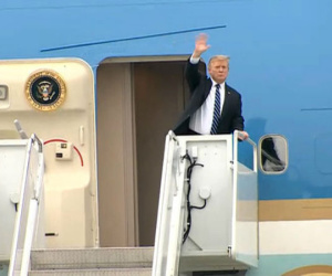 Tổng thống Trump lên Air Force One rời Nội Bài