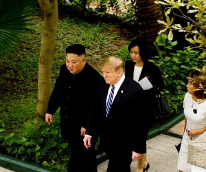 Video: Hai ông Trump, Kim đi bộ ở vườn trong khách sạn Metropole