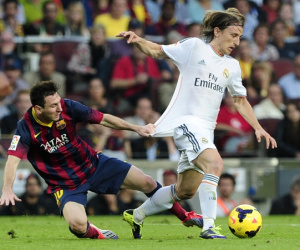 Barca công khai đá đểu Modric, nhưng CĐV Real Madrid cũng chẳng vừa