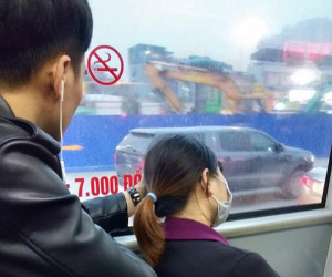 Cô gái ngủ quên trên xe buýt bị chụp trộm ảnh, nhưng bàn tay ngôn tình của chàng trai ghế sau mới khiến dân mạng thả tim
