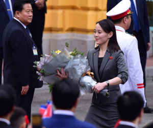 Em gái ông Kim Jong Un duyên dáng nhận hoa trong lễ đón chính thức tại Phủ chủ tịch