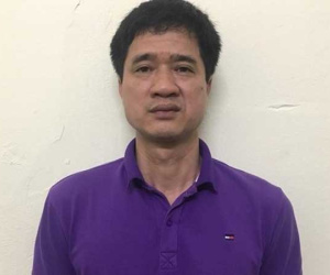 Nghi vợ cặp bồ, gã trai cầm rìu bổ vào đầu 'tình địch'
