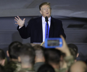 Sau buổi họp báo giữa đêm của Triều Tiên, ông Trump có bài phát biểu 'bất thường' trên đường trở về Mỹ