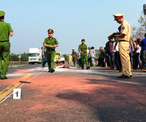 2 con khóc ngất bên thi thể người mẹ sau tai nạn ở Đà Nẵng