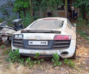 Bị bỏ rơi, siêu xe Audi R8 thành đống sắt vụn
