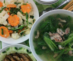 Cặm cụi tỉa hoa cho mâm cơm đẹp mắt, dâu mới chẳng được mẹ chồng khen một câu mà lại bị mắng vì lý do này