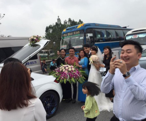 Đi rước dâu thì gặp cảnh tắc đường, cô dâu chú rể chẳng buồn vì muộn giờ vu quy, cùng quan khách xuống đường chụp ảnh