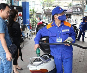 Giá xăng tăng hơn 900 đồng một lít