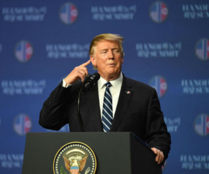 Giữa 'tâm bão' ở quê nhà, vì sao TT Trump bất ngờ nhận được lời ngợi khen hiếm hoi của phe Dân chủ?