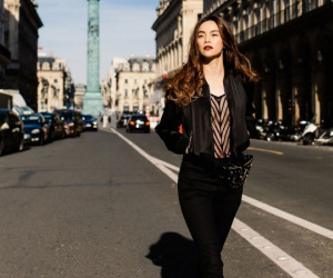 Hồ Ngọc Hà diện áo xuyên thấu trên phố Paris