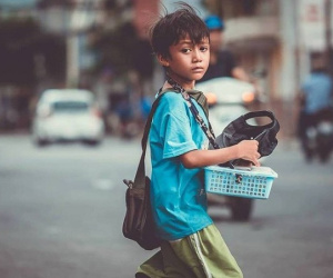 Cậu bé bán vé số lạc quan, 3 hộp xôi đậu giá 10 ngàn và câu chuyện về tính hào sảng của người Sài Gòn