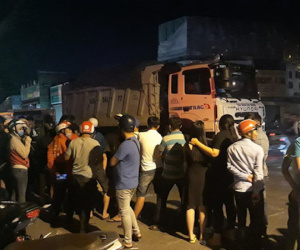 TP. HCM: Người dân bàng hoàng khi thấy nam thanh niên đi bộ lao vào xe ben tự tử
