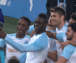 Balotelli lại gây bão khi selfie ăn mừng bàn thắng và đăng lên Instagram